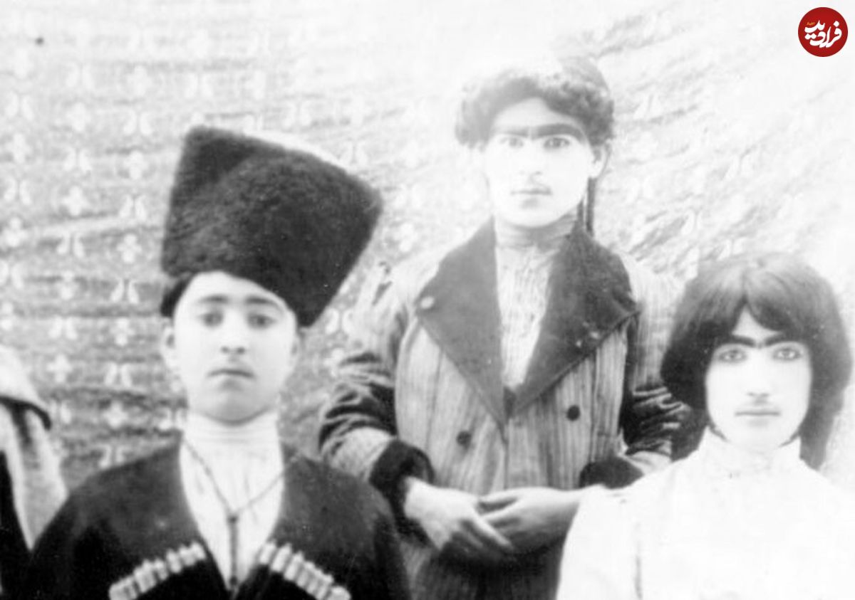 عکس؛ سفر به تاریخ؛ دستۀ «مطربها» با ساز و قلیان؛ بیش از یک قرن قبل