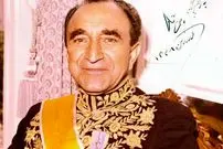 سفر در زمان؛ یادداشت‌های علم، شنبه ۱۲ خرداد ۱۳۵۲: در سفارت انگلیس آنقدر سفیر و وزیر مختار و.... دنبال من دویدند که خودم خجالت کشیدم