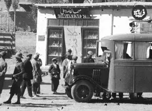 عکس| سفر زمان؛ یک «مینی‌بوس قدیمی و مسافرانش» در جادۀ شمال؛ سال 1313