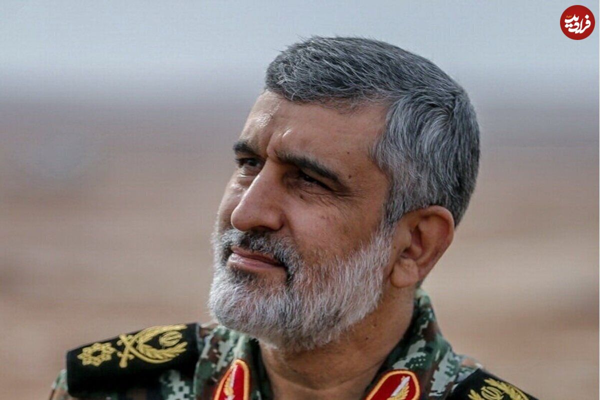 عکس؛ سفر در زمان؛ «سردار حاجی زاده با لباس سپاه در کنار صیاد شیرازی» در جبهه؛ دهه 60