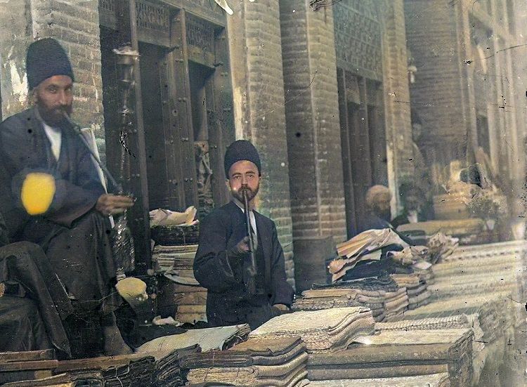 (تصاویر) سفر به عصر قاجار؛ گدای گاوسوار، حجره‌داران بازار و کارمندان قدیمی‌ترین بانک ایران