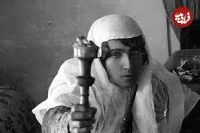 عکس| سفر به ایران قدیم؛ «دو جوان اصفهانی در حال قلیان کشیدن»؛ سال 1356
