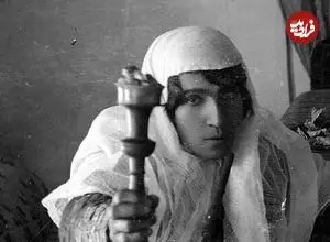 عکس| سفر به ایران قدیم؛ «دو جوان اصفهانی در حال قلیان کشیدن»؛ سال 1356
