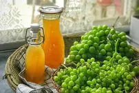 فصل آبغوره گیری نزدیک است؛ درست کردن ترشی غوره هم کاری ندارد