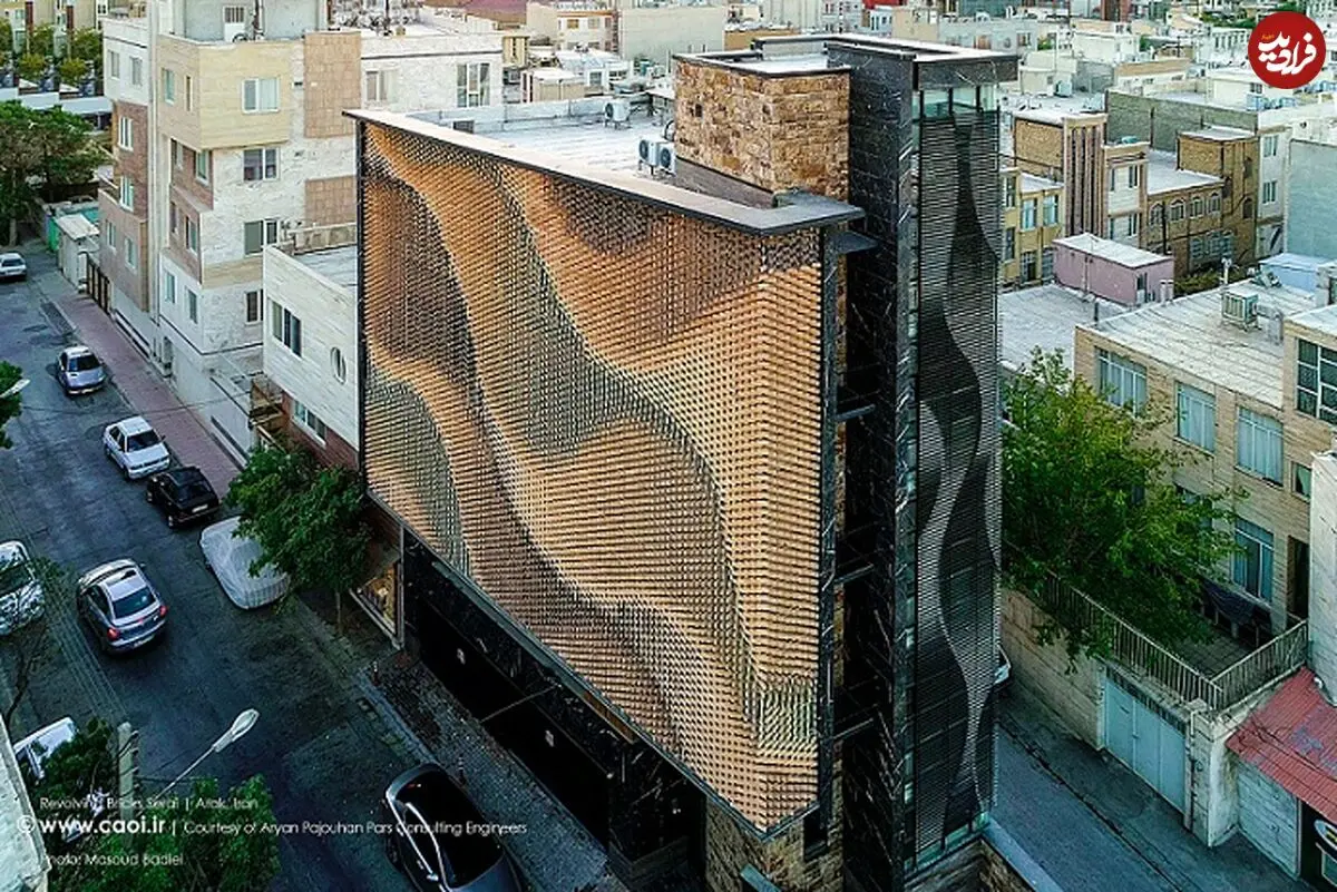 (تصاویر) نمای متفاوت یک ساختمان اداری در اراک؛ یک گندمزار آجری!