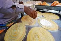 ببینید| غذای خیابانی در کامبوج؛ مهارت آشپز خیابانی در تهیه پنکیک نارگیلی در پنوم پن