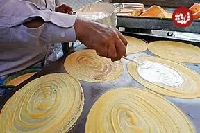 ببینید| غذای خیابانی در کامبوج؛ مهارت آشپز خیابانی در تهیه پنکیک نارگیلی در پنوم پن