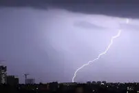 ( ویدیو) لحظه ترسناک برخورد صاعقه به زمین در مشهد