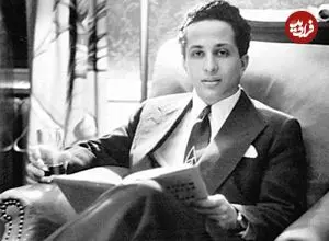 عکس| سفر زمان؛ «ملک فیصل دوم، پادشاه عراق» در حال تعمیر دوچرخه‌اش در انگلیس؛ سال 1324