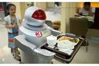 ببینید | نسل جدید گارسون‌های هوشمند؛ وقتی ربات‌ها سفارش می‌گیرند