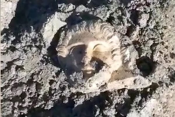 «چهرۀ مرمری باستانی» در جریان عملیات احداث خط لولۀ گاز کشف شد