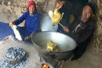 (ویدئو) زندگی زوج عاشق افغانستانی در غار باستانی؛ طبخ متفاوت مرغ کامل با نان سنتی