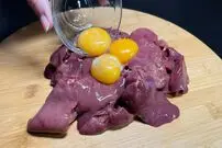(ویدئو) نحوه پخت یک غذای آلمانی 90 هزار تومانی با 500 گرم جگر مرغ و سه تخم مرغ
