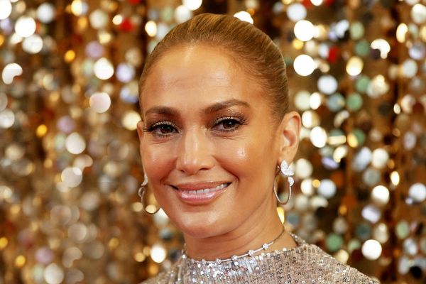 عکس| سفر در زمان؛ «جنیفر لوپز» در چهل و یکمین دوره جوایز سالانه گرمی؛ سال 1377