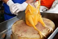 ببینید| غذای خیابانی در تایلند؛ پخت سوپ مرغ و نارگیل در بانکوک