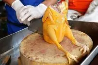 ببینید| غذای خیابانی در تایلند؛ پخت سوپ مرغ و نارگیل در بانکوک