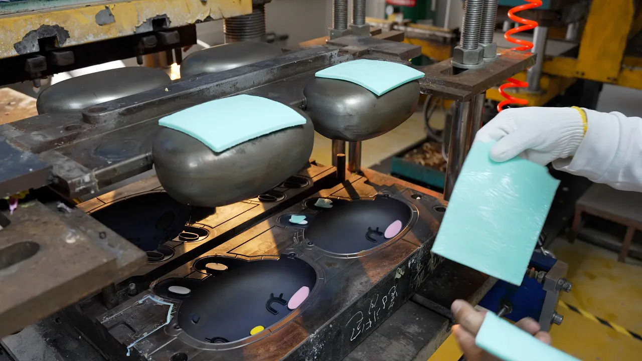 (ویدئو) فرآیند ساخت کیف های سیلیکونی فانتزی هنگ کنگی