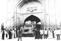 عکس| سفر در زمان؛ طهران ۱۳۳۷؛ وقتی کالسکه و کادیلاک هم‌مسیر بودند
