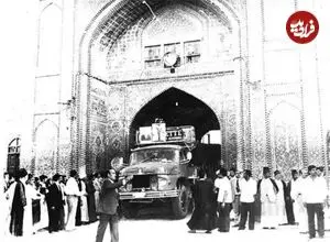 عکس| سفر در زمان؛ طهران ۱۳۳۷؛ وقتی کالسکه و کادیلاک هم‌مسیر بودند