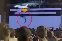 (ویدئو) لحظه سقوط مدیر شرکت فناوری هنگام ورود به صحنه!