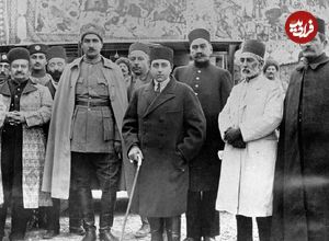 عکس؛ سفر در زمان؛ «رضاخان، وزیر جنگ در حال بازدید از یک مانور نظامی»؛ سال 1300