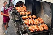 ببینید| غذای خیابانی در تایلند؛ کباب 100 مرغ کامل روی زغال در بانکوک