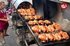 ببینید| غذای خیابانی در تایلند؛ کباب 100 مرغ کامل روی زغال در بانکوک