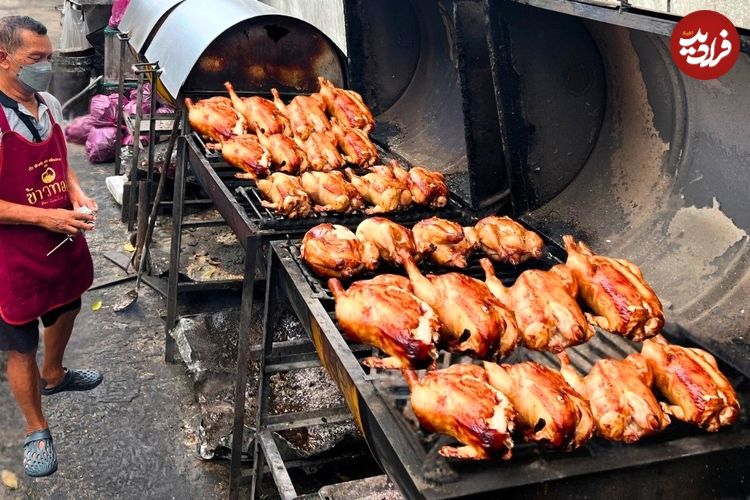 ببینید| غذای خیابانی در تایلند؛ کباب 100 مرغ کامل روی زغال در بانکوک