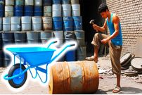 ببینید؛ مراحل ساخت فرغون از طریق بازیافت بشکه های قدیمی در پاکستان