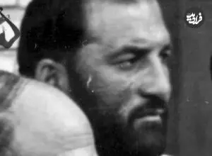عکس| سفر به گذشته؛ باستانی کارها در حال ماساژ دادن شعبان جعفری؛ سال 1350