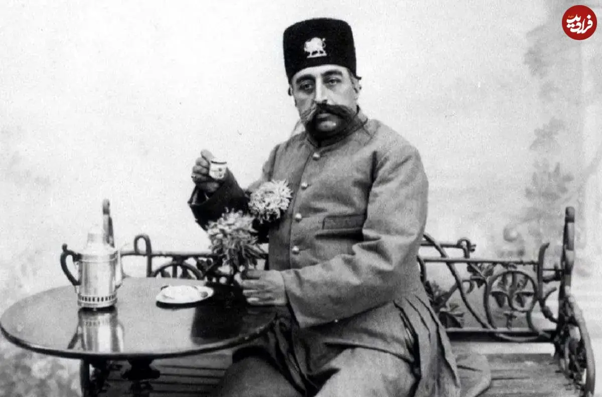 عکس| سفر در زمان؛ «مظفرالدین‌شاه» سوار بر سه‌چرخه در کنار چند تن از اطرافیان