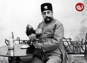 عکس| سفر در زمان؛ «مظفرالدین‌شاه» سوار بر سه‌چرخه در کنار چند تن از اطرافیان