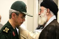 عکس؛ سفر به تاریخ؛ «سرلشکر باقری» در حال دست دادن با آیت‌الله طاهری اصفهانی در جبهه
