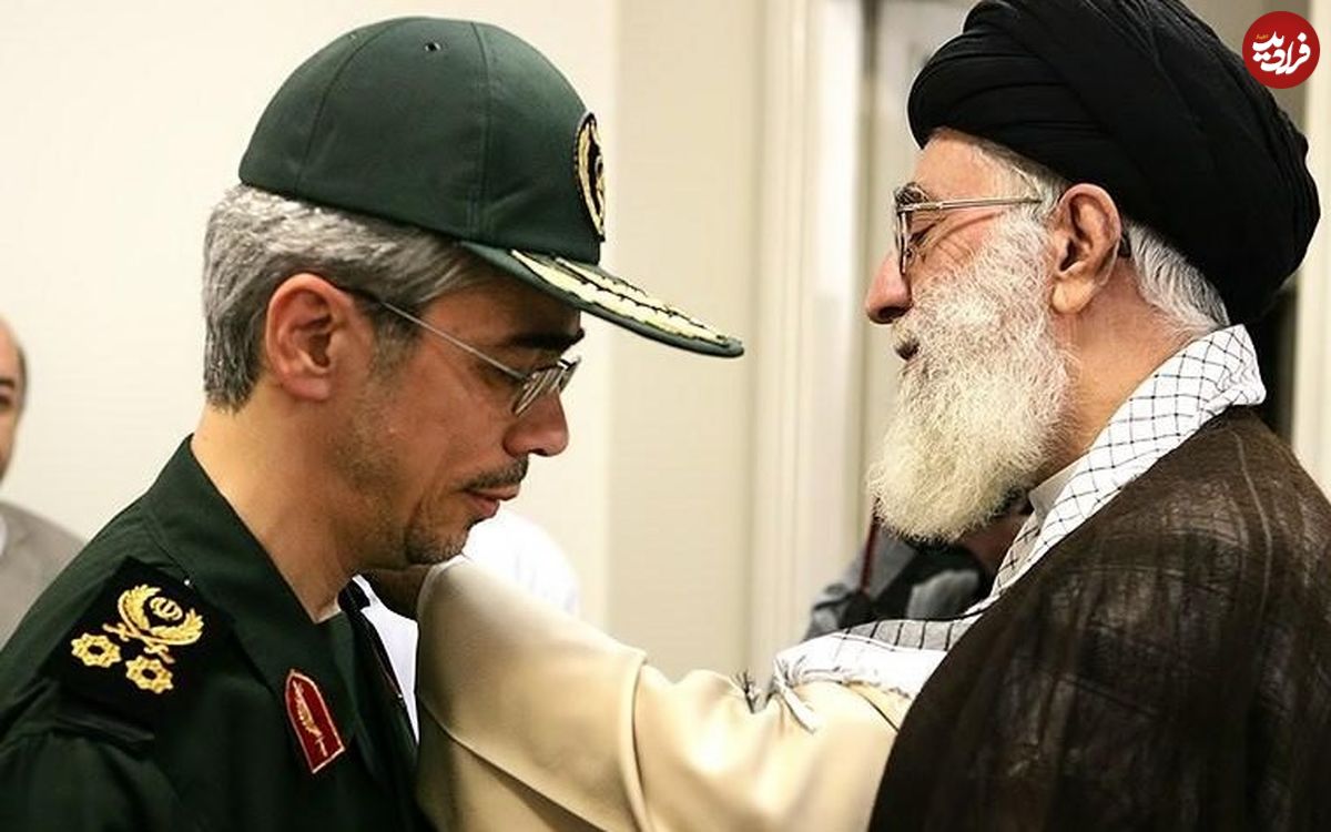عکس؛ سفر به تاریخ؛ «سرلشکر باقری» در حال دست دادن با آیتالله طاهری اصفهانی در جبهه