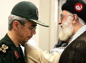 عکس؛ سفر به تاریخ؛ «سرلشکر باقری» در حال دست دادن با آیت‌الله طاهری اصفهانی در جبهه