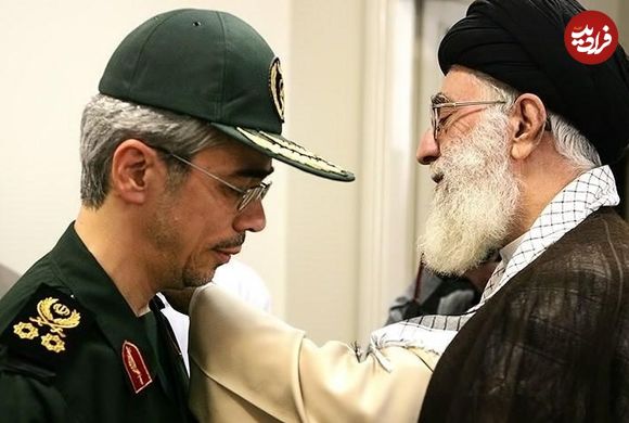 عکس؛ سفر به تاریخ؛ «سرلشکر باقری» در حال دست دادن با آیت‌الله طاهری اصفهانی در جبهه
