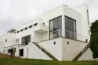 تصاویر| تلاقی هنر و معماری مدرنیست در حومه پاریس؛ ویلایی که شبیه یک کشتی است