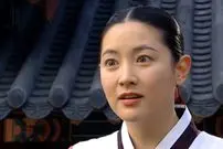 عکس| سفر زمان؛ تیپ و چهرۀ «یانگوم» 54 ساله در نمایشگاه نقاشی کودکان