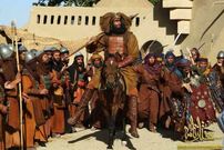 عکس؛ سفر به تاریخ؛ «غول لشکر زبیری» (مختارنامه) در کنار «لیلا بلوکات» در حرم امام رضا (ع)