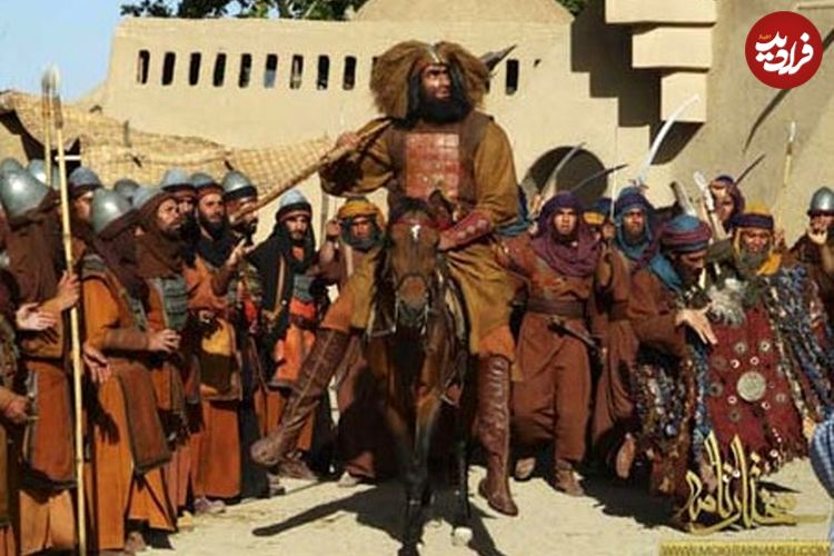 عکس؛ سفر به تاریخ؛ «غول لشکر زبیری» (مختارنامه) در کنار «لیلا بلوکات» در حرم امام رضا (ع)