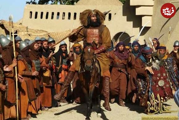 عکس؛ سفر به تاریخ؛ «غول لشکر زبیری» (مختارنامه) در کنار «لیلا بلوکات» در حرم امام رضا (ع)
