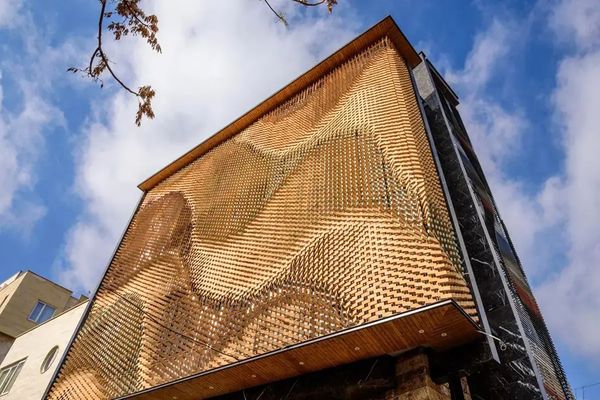 تصاویر؛ شاهکار معماری در اراک؛ آموزه ای برای اجرای هندسه پارامتریک نمای ساختمان
