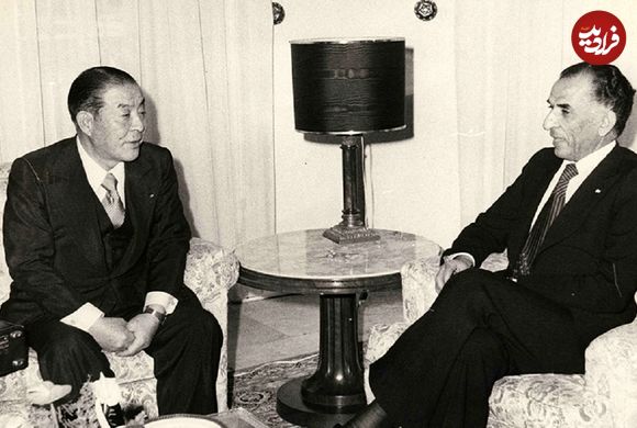 عکس؛ سفر به تاریخ؛ «جمشید آموزگار» در حال بوسیدن دست فرح؛ دهه 50