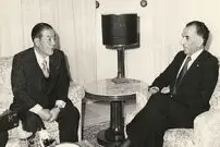 عکس؛ سفر به تاریخ؛ «جمشید آموزگار» در حال بوسیدن دست فرح؛ دهه 50