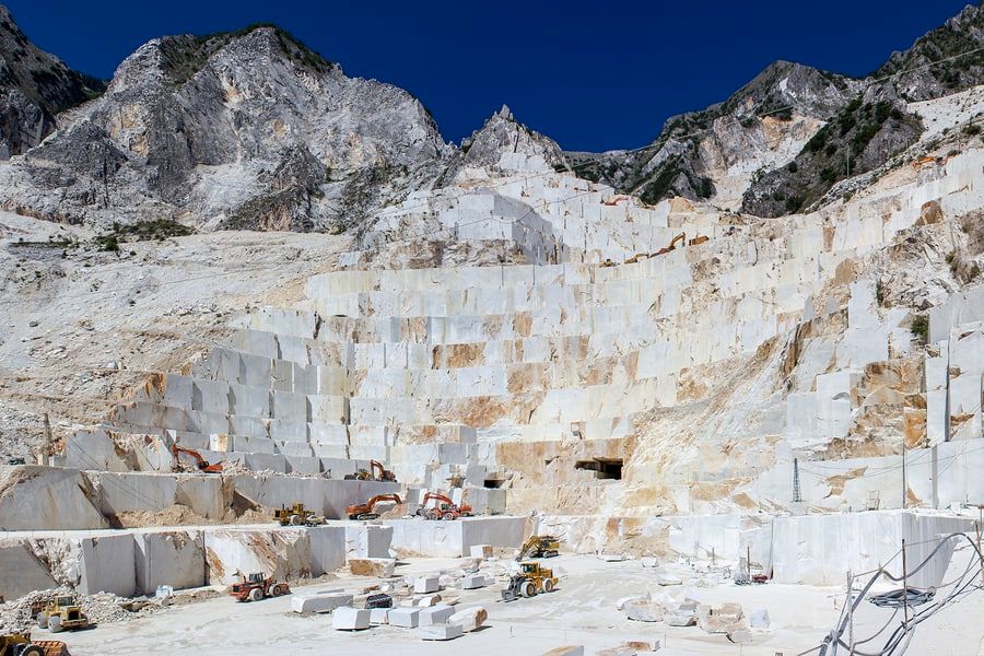 (ویدئو) فرآیند دیدنی استخراج سنگ مرمر از یک معدن یک میلیارد دلاری در ایتالیا