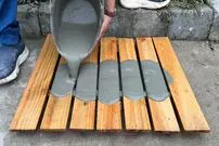 ببینید| نحوه درست کردن یک گلدان زیبا با پالت چوبی و سیمان در خانه