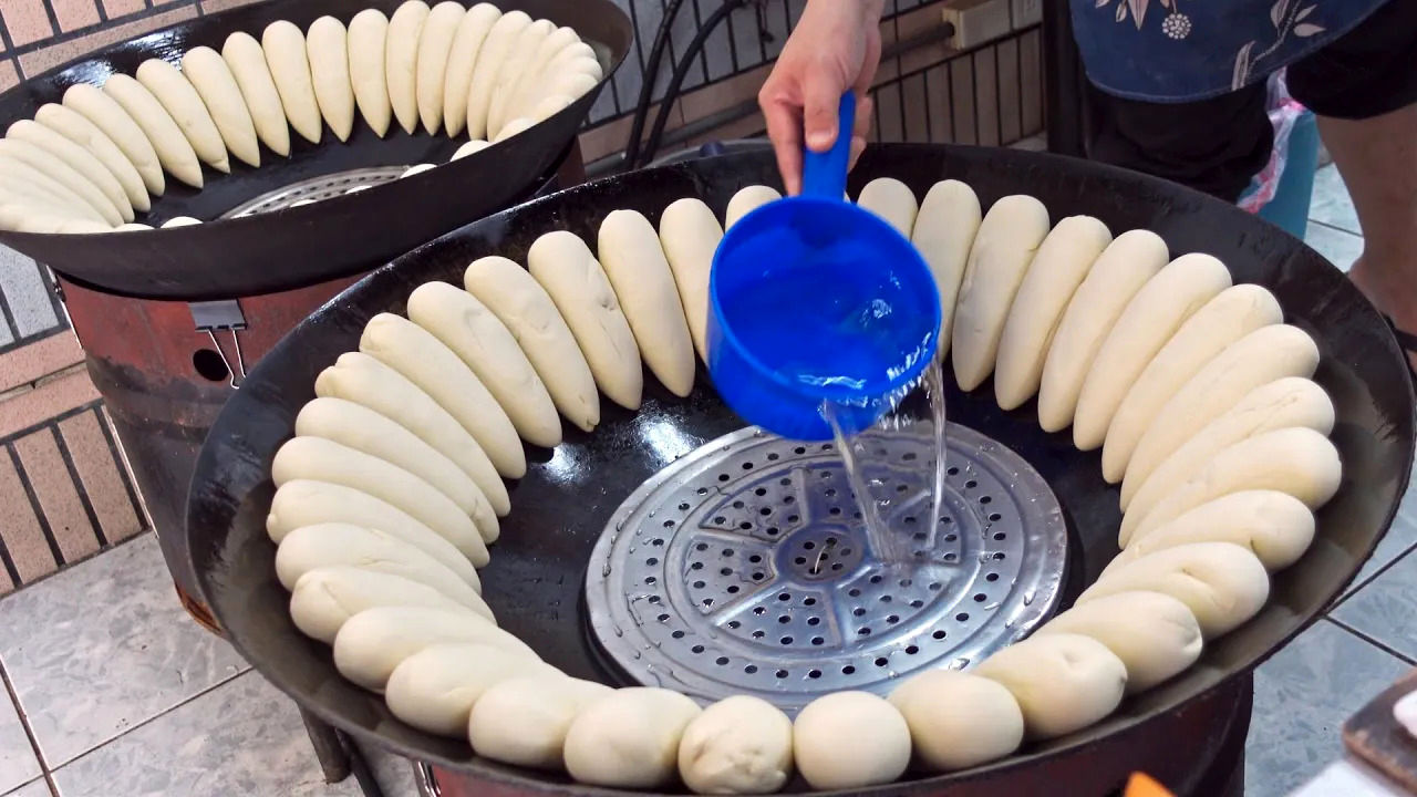 (ویدئو) فرآیند دیدنی پخت «نان بخار پز» به روش سرآشپز چینی 