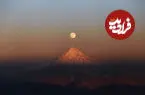 تماشای منظره‌ طلوع ماه بر فراز دماوند در آسمان تهران