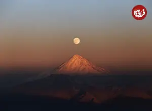 تماشای منظره‌ طلوع ماه بر فراز دماوند در آسمان تهران