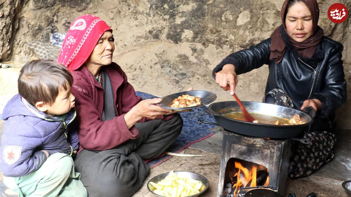 (ویدئو) پخت یک غذای محلی با مرغ و سیب زمینی توسط یک خانواده غارنشین افغان